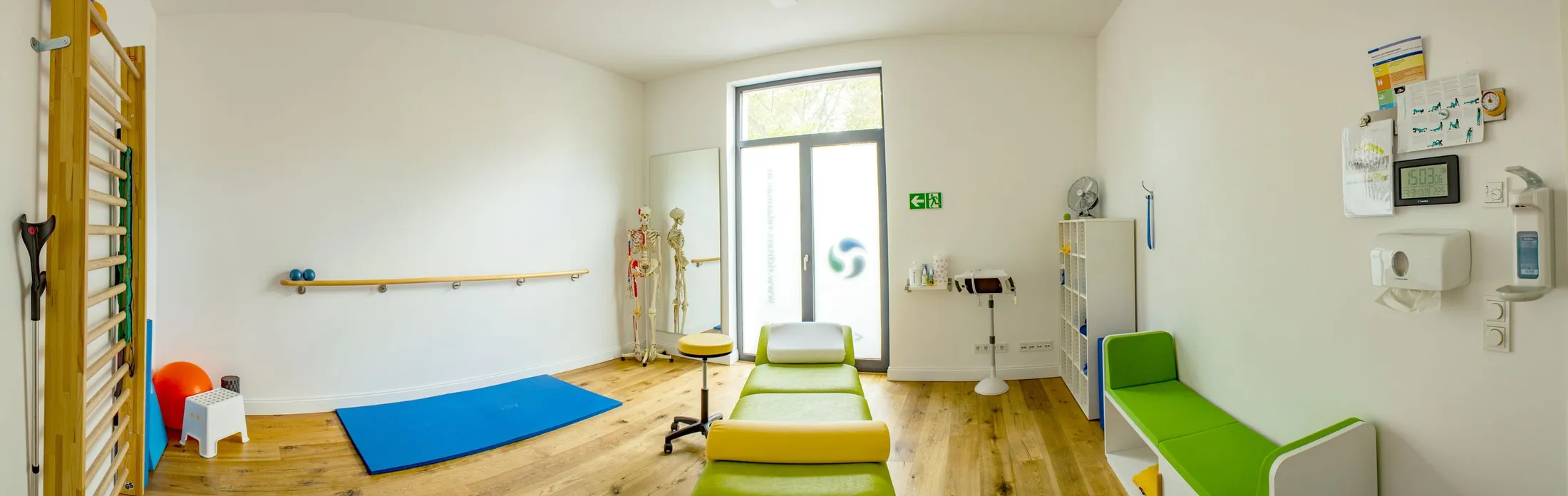 Bewegungsraum mit Matten, Sprossenwand und Anatomiemodell
